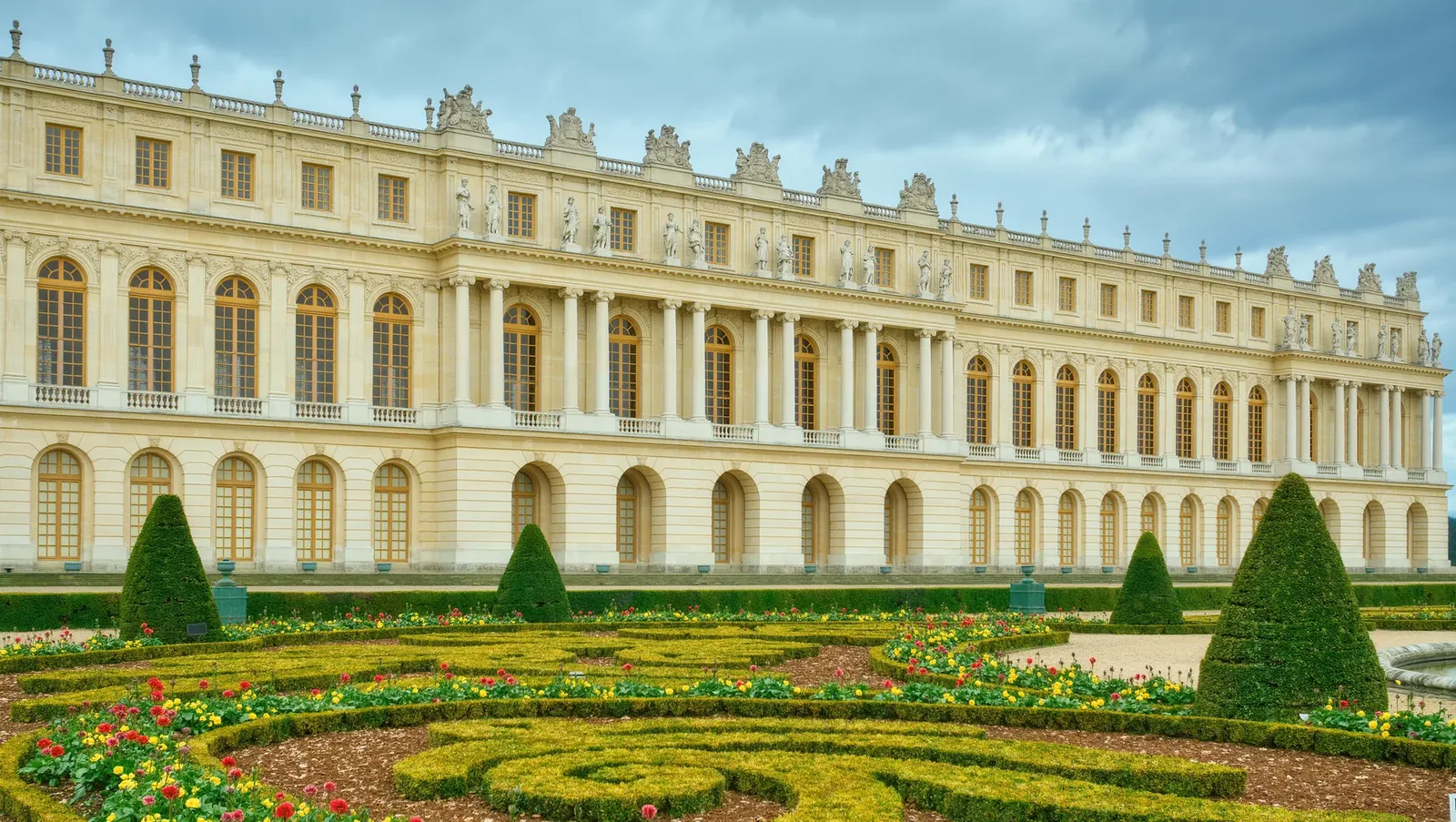 Symbolbild barocke Schlossfassade mit Parterregarten